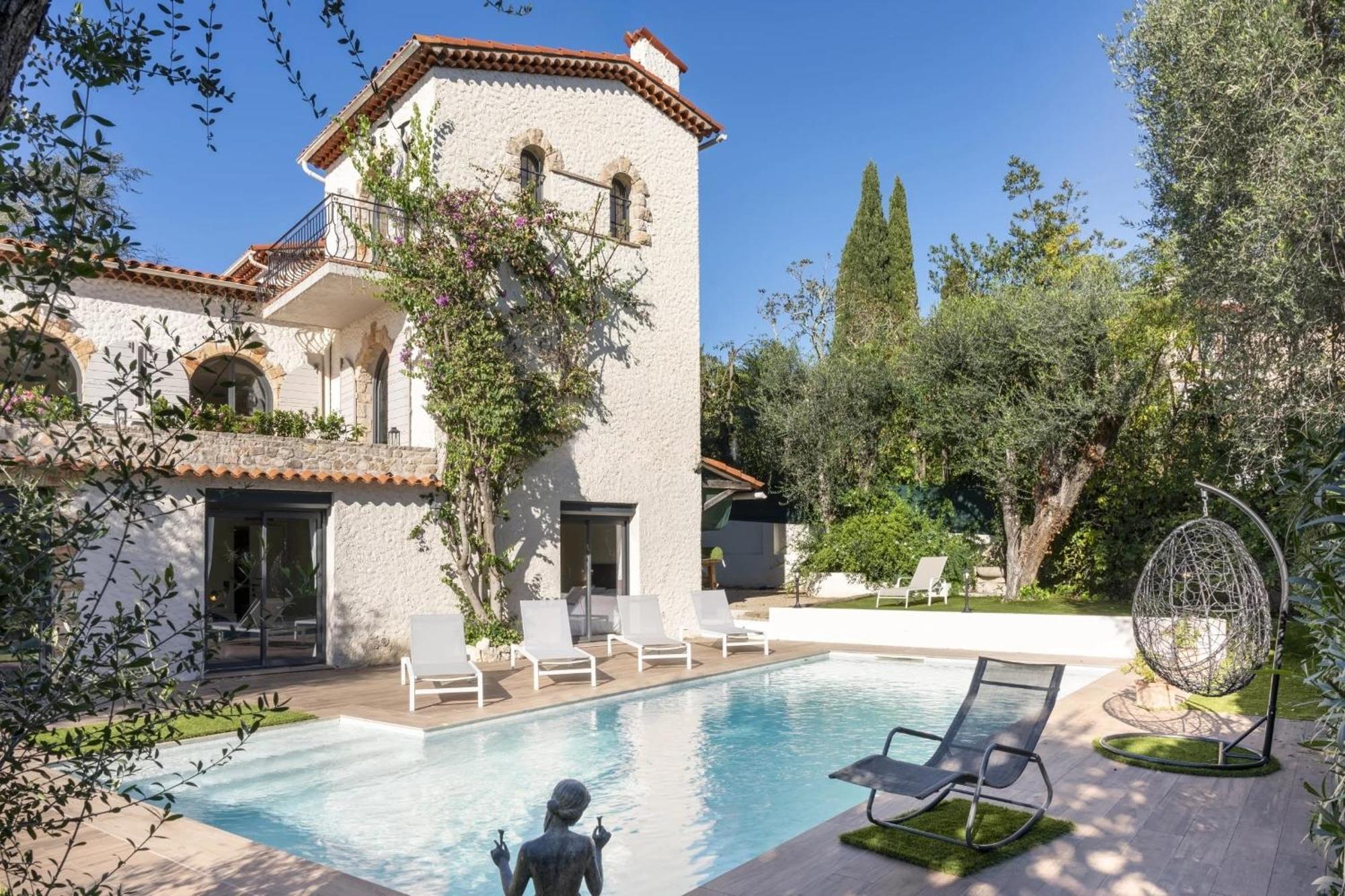 Beautiful 4 Bedroom With Pool In Center